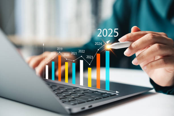 businesswoman analyze the profitability of companies using digital graphs, positive trends for 2025. - 營(yíng)銷(xiāo) 個(gè)照片及圖片檔